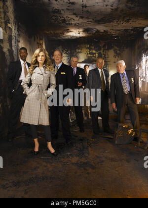 Film still da "Closer' Corey Reynolds, Kyra Sedgwick, J.K. Simmons, Anthony John Denison, Phillip P. Keene, Michael Paul Chan, G.W. Bailey 2007 Photo credit: Andrew Eccles Riferimento File # 30738200THA per solo uso editoriale - Tutti i diritti riservati Foto Stock