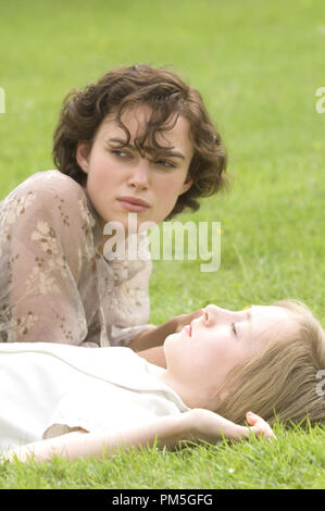 Film still da "espiazione' Keira Knightley, Saoirse Ronan © 2007 Focus Features Photo credit: Alex Bailey Riferimento File # 30738254THA per solo uso editoriale - Tutti i diritti riservati Foto Stock