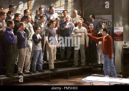 Studio Pubblicità ancora da "Volontà e grazia' episodio nome: 'Un coro giacciono' Sean Hayes, Matt Damon e il gay Mens coro di Los Angeles 2002 Photo credit: Chris Haston Riferimento File # 307541190THA per solo uso editoriale - Tutti i diritti riservati Foto Stock