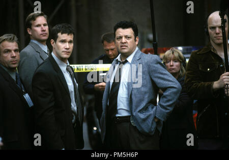 Studio Pubblicità ancora da "Sangue lavoro" Dylan Walsh, Paul Rodriguez © 2002 Warner Brothers Photo credit: Merie W. Wallace Foto Stock