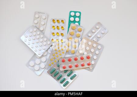 Concetto di una vista ravvicinata di alveoli con pillole colorate, medicina capsule, compresse, e farmaci. Medicamento per cure sanitarie e mediche simbolo. Foto Stock