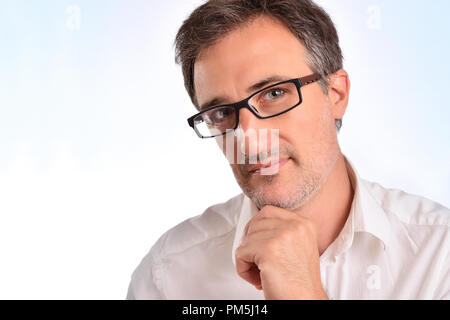 Elegante uomo di mezza età con gli occhiali e camicia bianca closeup. Concetto di correzione visiva con gli occhiali. Composizione orizzontale Foto Stock