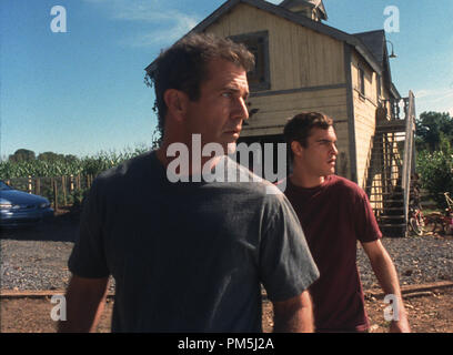 Film still / Pubblicità ancora da "segni" Mel Gibson, Joaquin Phoenix © 2002 Touchstone Photo credit: Frank Masi Foto Stock