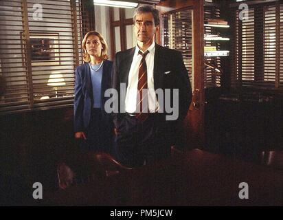 Film still / Pubblicità ancora dalla " Legge e ordine' Elisabeth Rohm, Sam Waterson circa 2002 Riferimento File # 30754626THA per solo uso editoriale - Tutti i diritti riservati Foto Stock