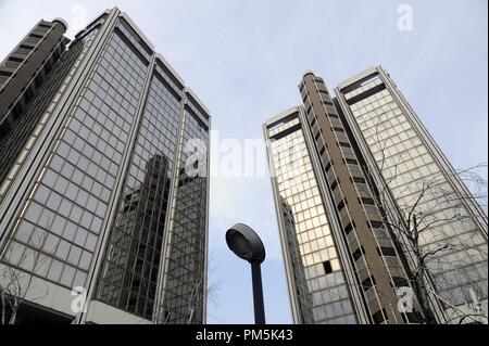 Milano (Italia), sobborghi settentrionali, vuota e mai utilizzato Office edifici costruiti negli anni ottanta dal controverso e discusso imprenditore Salvatore Ligresti Foto Stock