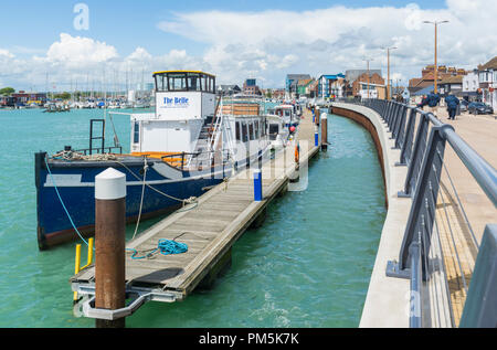 Il Belle e altre imbarcazioni ormeggiate fino sul fiume Arun ad alta marea in primavera a Littlehampton, West Sussex, in Inghilterra, Regno Unito. Foto Stock