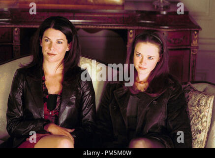 Film still / Pubblicità foto da 'Gilmore Girls' Lauren Graham, Alexis Bledel 2000 Photo credit: Richard Foreman Riferimento File # 30846524THA per solo uso editoriale - Tutti i diritti riservati Foto Stock