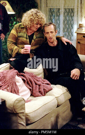 Film still / Pubblicità foto da 'Gilmore Girls' (episodio: Rory feste di compleanno) Sally Struthers, Ted Rooney 2000 Photo credit: Randy Tepper Riferimento File # 30846547THA per solo uso editoriale - Tutti i diritti riservati Foto Stock