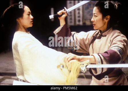 Film still / Pubblicità foto da "La tigre e il Dragone" Michelle Yeoh, Zhang Ziyi © 2000 Sony Pictures Classics Photo credit: Chan Kam Chuen Riferimento File # 30846667THA per solo uso editoriale - Tutti i diritti riservati Foto Stock