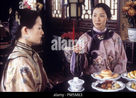 Film still / Pubblicità foto da "La tigre e il Dragone" Michelle Yeoh, Zhang Ziyi © 2000 Sony Pictures Classics Photo credit: Chan Kam Chuen Riferimento File # 30846668THA per solo uso editoriale - Tutti i diritti riservati Foto Stock