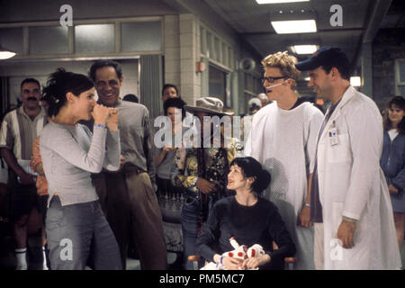 Film still / Pubblicità foto da " 28 giorni " Sandra Bullock, Reni Santoni, Marianne Jean-Baptiste, Azura Skye, Alan Tudyk, Mike O'Malley © 2000 Columbia Photo credit: K.C. Bailey Riferimento File # 30846827THA per solo uso editoriale - Tutti i diritti riservati Foto Stock