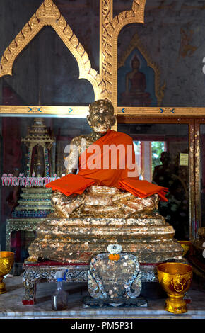 Thailandia Phuket; tempio Wat Chalong, statua del monaco coperto di foglie di oro Foto Stock