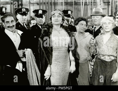 I Fratelli Marx, Groucho, Chico e gli Harpo, Margaret Dumont, "una notte all'Opera' 1935 MGM Riferimento File # 30928 803THA Foto Stock