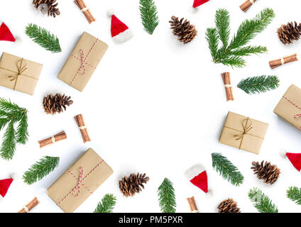 Regalo di natale e la composizione naturale sfondo con doni e Abete rami. Foto Stock