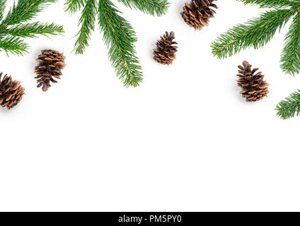 Festa di Natale composizione del layout in pianta con abete rami e pigne su uno sfondo bianco. Foto Stock