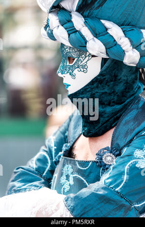 Una donna mascherata in un veneziano tradizionale costume di carnevale Foto Stock