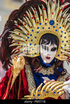 Una donna mascherata in un veneziano tradizionale costume di carnevale Foto Stock