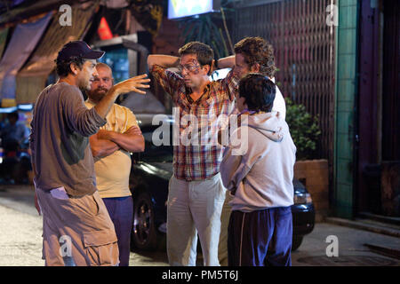 (In senso orario a partire da sinistra) regista Todd Phillips, Zach Galifianakis, ED HELMS, Bradley Cooper, e Ken JEONG sulla posizione durante la produzione della Warner Bros Foto e immagini leggendarie' commedia "la sbornia parte II,' un Warner Bros Foto di rilascio. Foto Stock