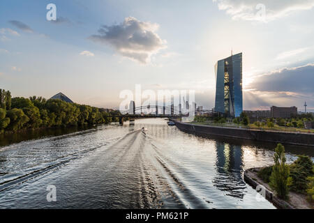 Principali scenari del fiume e dello skyline di Francoforte al punto di fuga al termine. Extreme wide shot. Foto Stock
