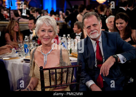 Helen Mirren (sinistra) e Taylor Hackford a sessantottesima Annuale di Golden Globe Awards presso il Beverly Hilton di Beverly Hills, CA domenica 16 gennaio, 2011. Foto Stock