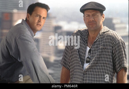 Film still / Pubblicità foto da "nove yarde intere' Matthew Perry e Bruce Willis © 2000 Warner Photo credit: Pierre Vinet Riferimento File # 30846014THA per solo uso editoriale - Tutti i diritti riservati Foto Stock