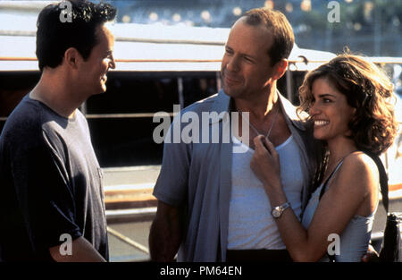 Film still / Pubblicità foto da "nove yarde intere' Matthew Perry, Bruce Willis, Amanda Peet © 2000 Warner Photo credit: Pierre Vinet Riferimento File # 30846085THA per solo uso editoriale - Tutti i diritti riservati Foto Stock