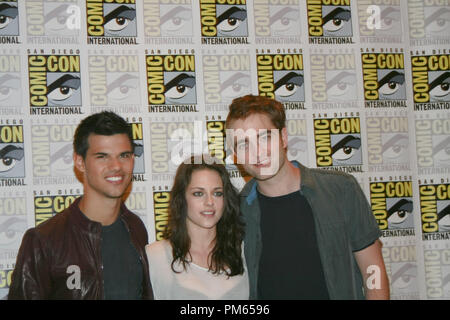 Taylor Lautner, Kristen Stewart e Robert Pattinson "Twilight Saga: Rottura dell'Alba - Parte 1' Portrait Session, Luglio, 21, 2011. La riproduzione da parte di American tabloid è assolutamente vietato. Riferimento al file # 31022 040CCR per solo uso editoriale - Tutti i diritti riservati Foto Stock