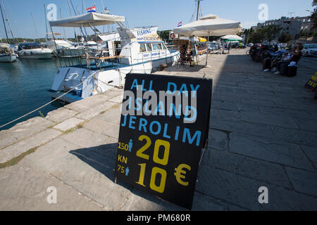 Pula, città costiera situata sulla penisola istriana sulla northern costa adriatica croata, Europa Foto Stock
