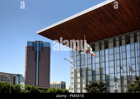LONG BEACH, California - 10 settembre 2018: dettaglio del governatore George Deukmejian Courthouse con One World Trade Center in downtown Long Beach. Foto Stock