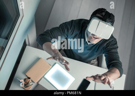 Smart uomo creativo indossando occhiali per realtà virtuale Foto Stock