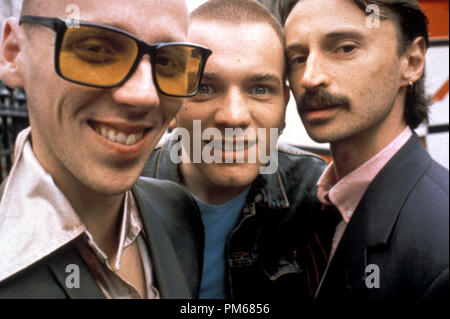 Film still da 'trainspotting' Ewen Bremner, Ewan McGregor, Roberty Carlyle 1996 © 1996 Miramax Photo credit: Liam Longman Riferimento File # 31042065THA per solo uso editoriale - Tutti i diritti riservati Foto Stock