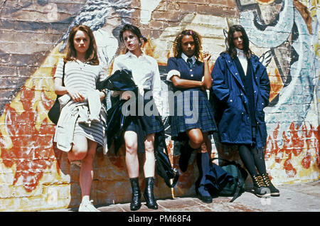 Film still da "l'artigianato' Robin tonni, Fairuza esitano, Rachel vero, Neve Campbell © 1996 Columbia Photo credit: Pietro Iovino Riferimento File # 31042167THA per solo uso editoriale - Tutti i diritti riservati Foto Stock