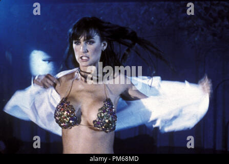 Film still da 'Striptease' Demi Moore © 1996 Columbia Photo credit: Kerry Hayes Riferimento File # 31042226THA per solo uso editoriale - Tutti i diritti riservati Foto Stock