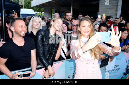 Blake Lively prende un selfie con appassionati presenti alla premiere di un semplice favore al BFI Southbank, Belvedere Road, Londra. Foto Stock