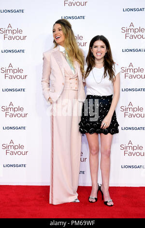 Blake Lively (sinistra) e Anna Kendrick (destra) partecipando alla premiere di un semplice favore al BFI Southbank, Belvedere Road, Londra. Foto Stock