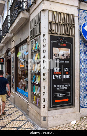 Livraria Bertrand di Lisbona è la più antica e la più grande catena di librerie in Portogallo. Dato che è stato aperto nel 1742, è rimasto in attività e questo è il Foto Stock