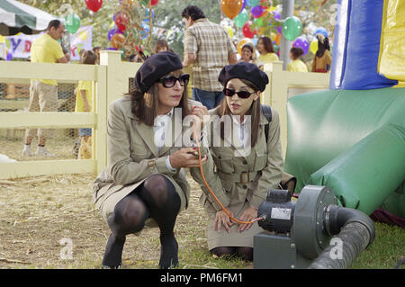 Film still / Pubblicità ancora da 'papà Day Care' Anjelica Huston, Lacey Chabert © 2003 Columbia Pictures Photo credit: Bruce McBroom Riferimento File # 30753850THA per solo uso editoriale - Tutti i diritti riservati Foto Stock