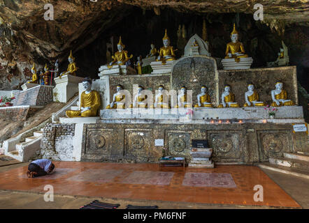 Fila di statue di Buddha all'interno di sacro Ya Il Pyan Grotta di Hpa-an, Myanmar (Birmania). Foto Stock