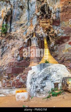 Sculture religiose sulla roccia calcarea nella sacra Kaw Goon grotta vicino Hpa-An in Myanmar (Birmania) Foto Stock