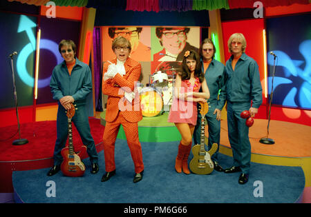 Film still / Pubblicità ancora da "Austin Powers in Goldmember' Mike Myers e la sua band, Ming tè © 2002 nuova Linea Producitons Photo credit: Melinda Sue Gordon Foto Stock