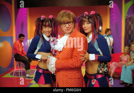 Film still / Pubblicità ancora da "Austin Powers in Goldmember' Carrie Ann Inaba, Mike Myers, Diane Mizota © 2002 nuova Linea Producitons Foto Stock