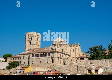 San Salvador Cattedrale di Zamora vista dal fiume Duero, Spagna. Foto Stock