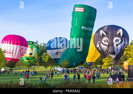 I palloni ad aria calda la preparazione per la messa del mattino salita al cielo di Longleat Safari, Wiltshire, Regno Unito nel mese di settembre Foto Stock
