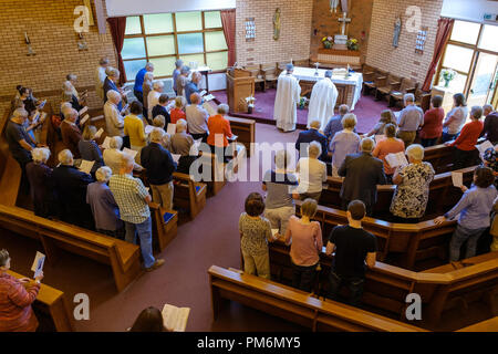 Interno della Chiesa cattolica in occasione dell ultima Messa prima della chiesa si chiude.Sedbury, Gloucestershire England Regno Unito Foto Stock