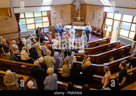 Interno della Chiesa cattolica in occasione dell ultima Messa prima della chiesa si chiude.Sedbury, Gloucestershire England Regno Unito Foto Stock