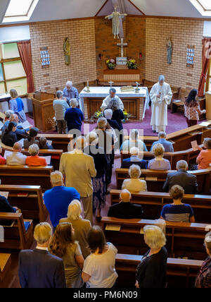 Interno della Chiesa cattolica in occasione dell ultima Messa prima della chiesa si chiude.Sedbury, Gloucestershire England Regno Unito Foto Stock