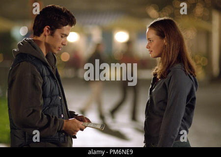 Film still / Pubblicità ancora da 'Gilmore Girls' (episodio: Nick & Nora / Sid & Nancy) Milo Ventimiglia, Alexis Bledel 2001 Photo credit: Ron Batzdorff Riferimento File # 30847996THA per solo uso editoriale - Tutti i diritti riservati Foto Stock