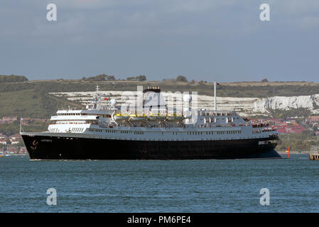 MV Astoria uscire Portsmouth Porto,Inghilterra England Regno Unito. Sfondo di Portsdown Hill e chalk cliffs. È entrato in servizio nel 1946 ed è la seconda più antica Foto Stock