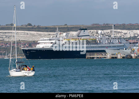 MV Astoria uscire Portsmouth Porto,Inghilterra England Regno Unito. Sfondo di Portsdown Hill e chalk cliffs. È entrato in servizio nel 1946 ed è la seconda più antica Foto Stock