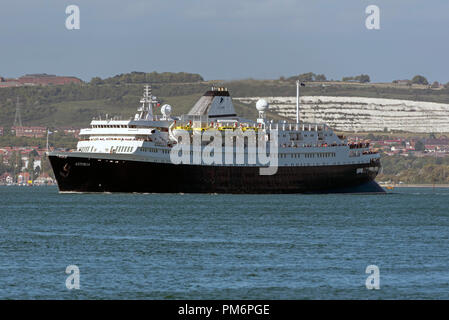 MV Astoria uscire Portsmouth Porto,Inghilterra England Regno Unito. Sfondo di Portsdown Hill e chalk cliffs. È entrato in servizio nel 1946 ed è la seconda più antica Foto Stock